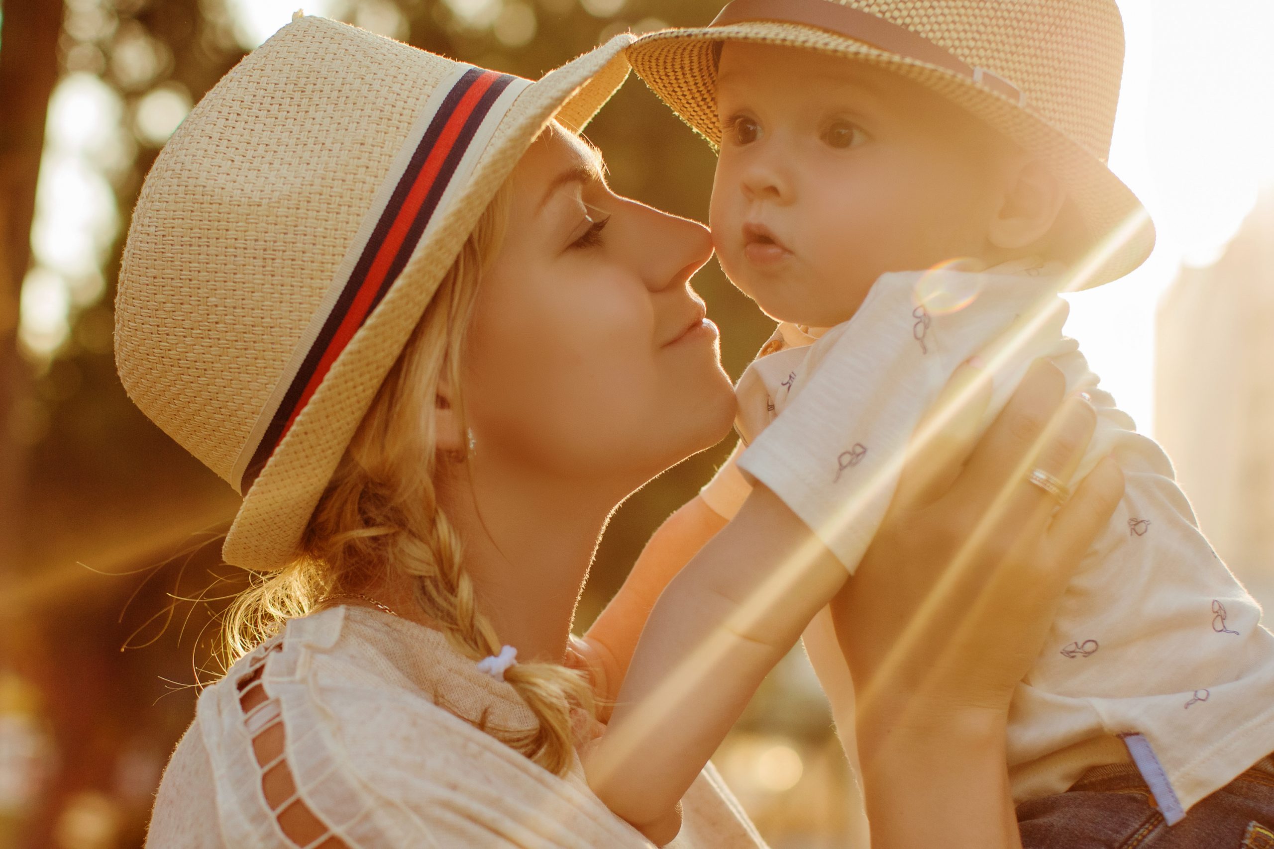 Maman et enfant au soleil