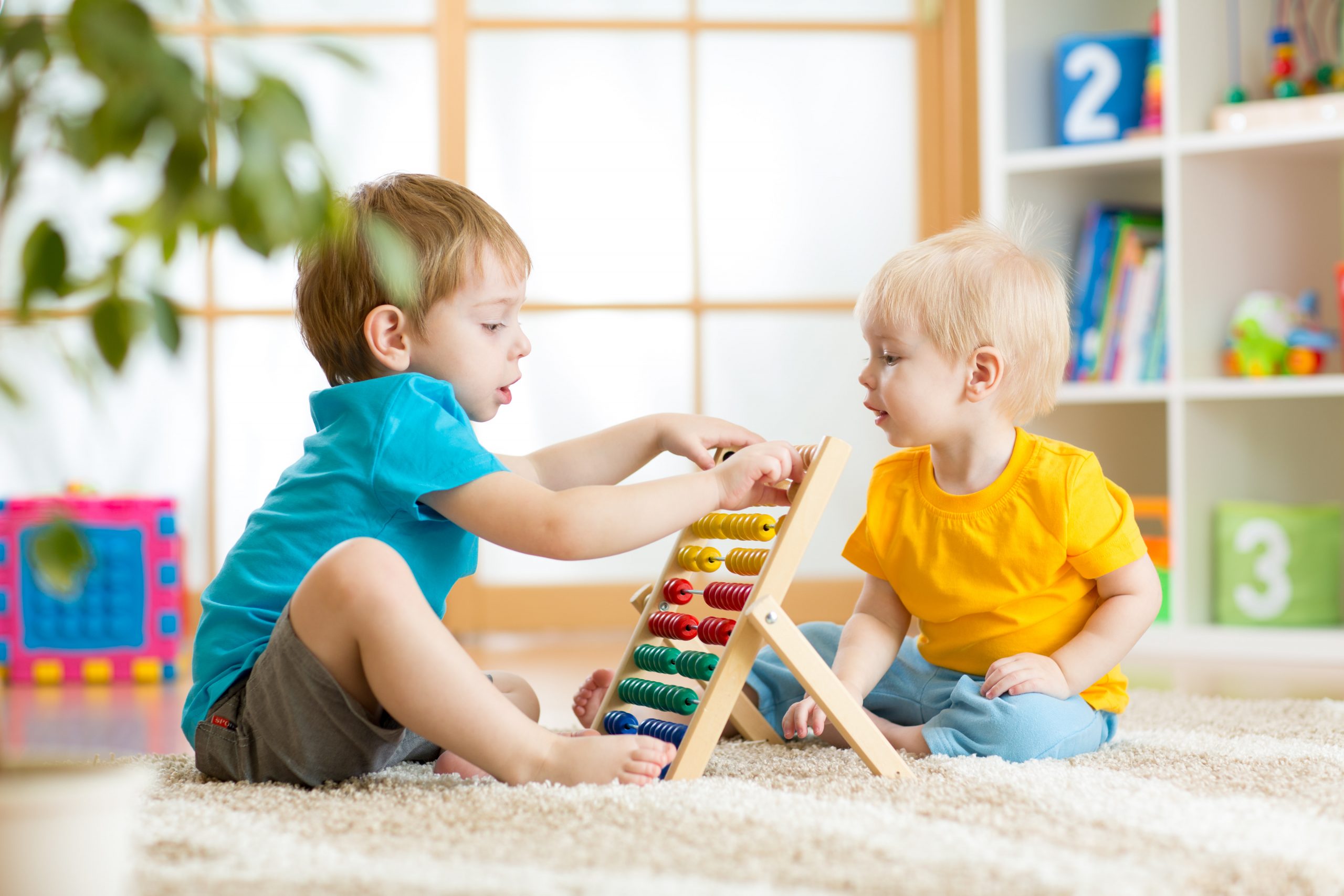 Enfants jouent à la crèche