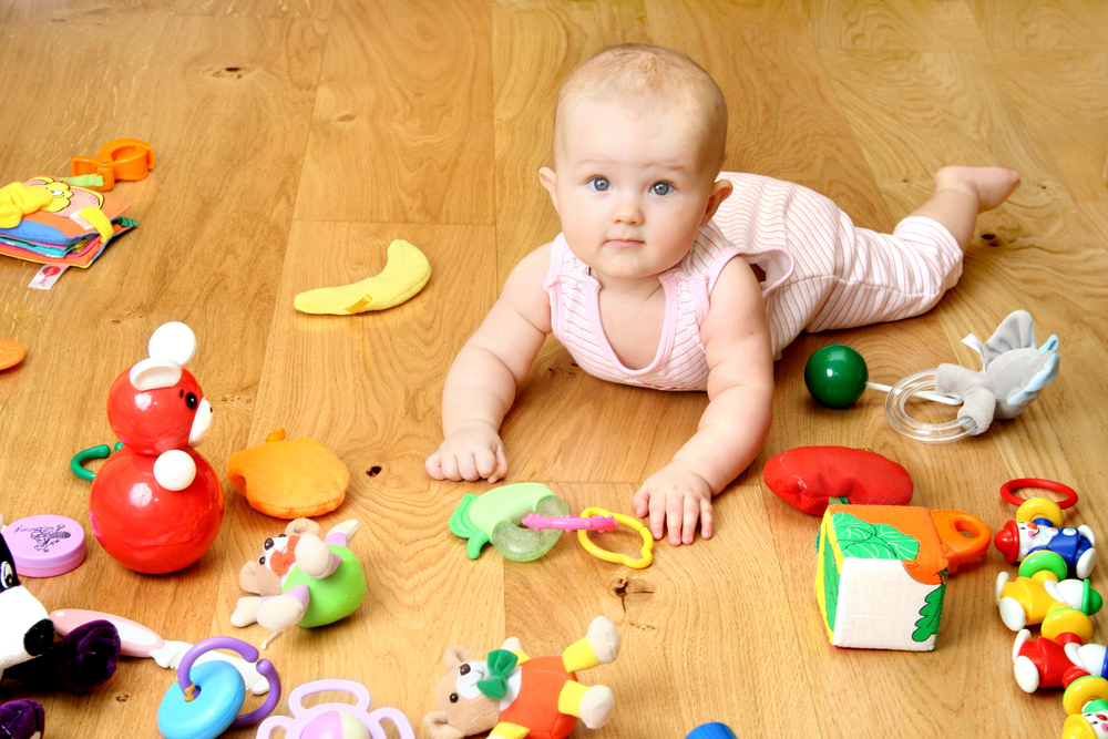 bébé avec jouets