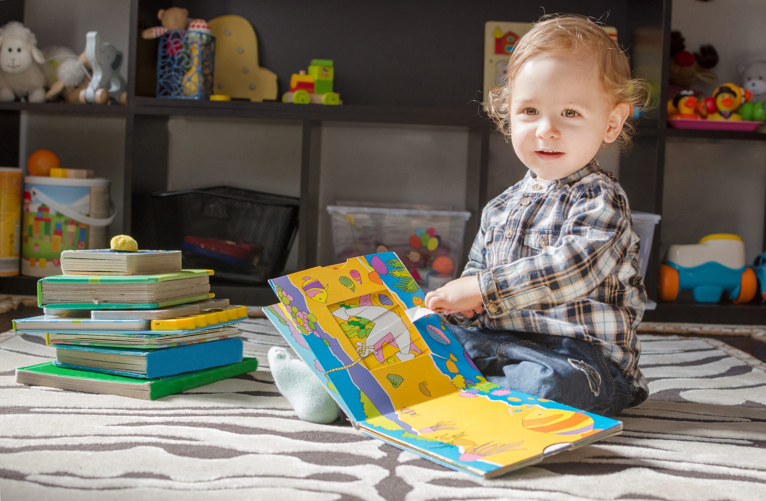 Bébé avec un livre ouvert