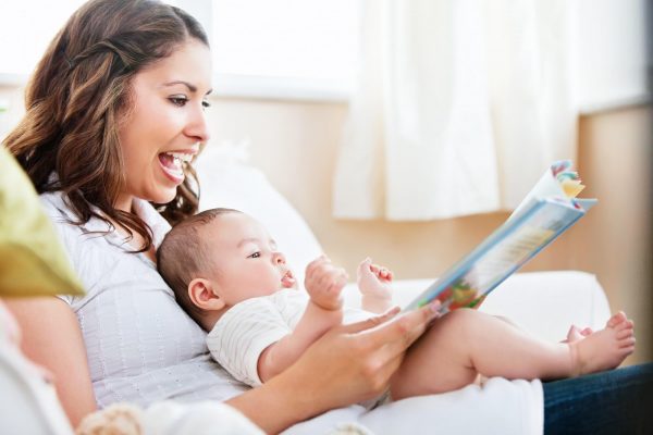 Maman et bébé lisent un livre