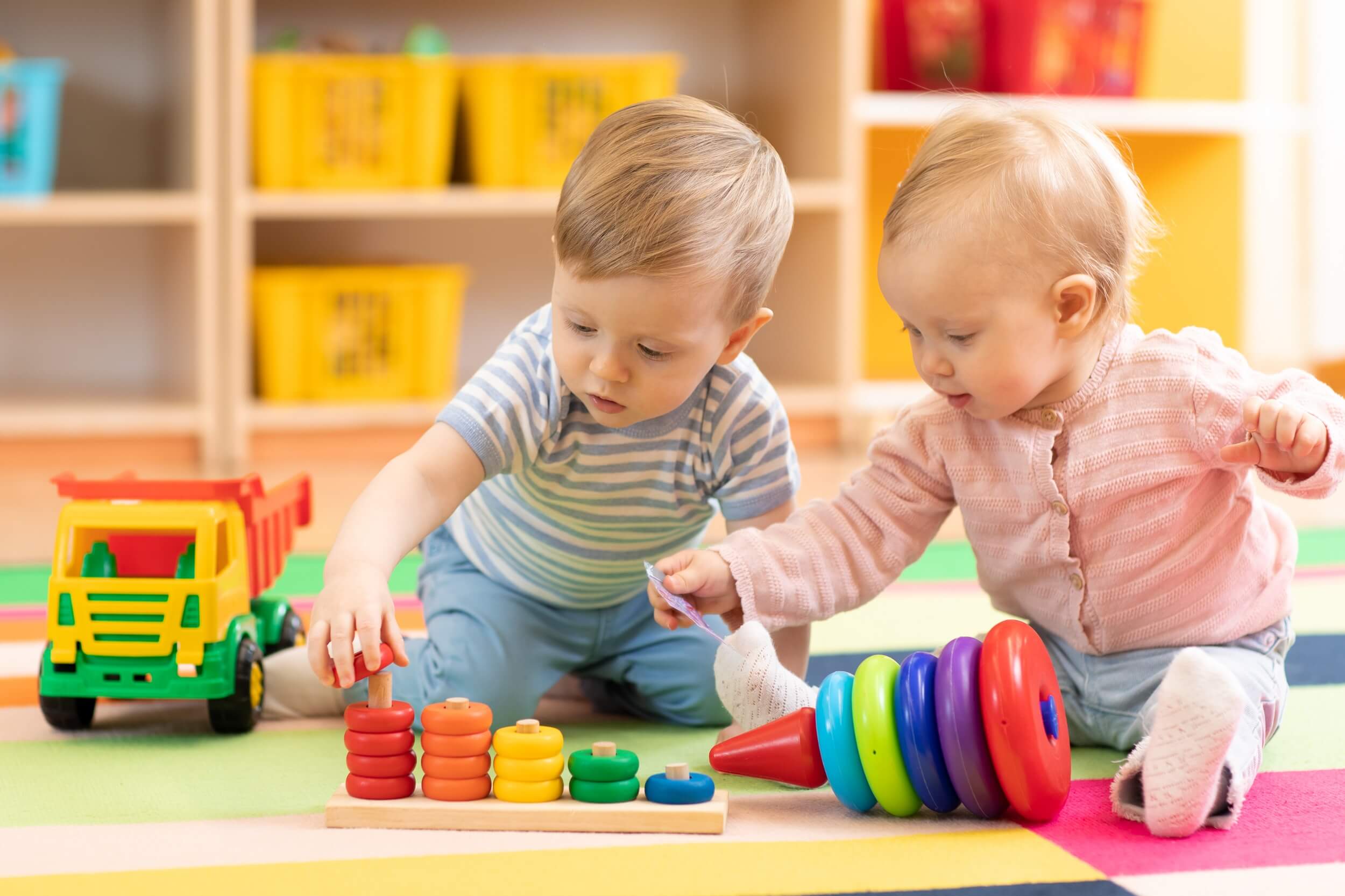 Deux enfants jouent ensemnle